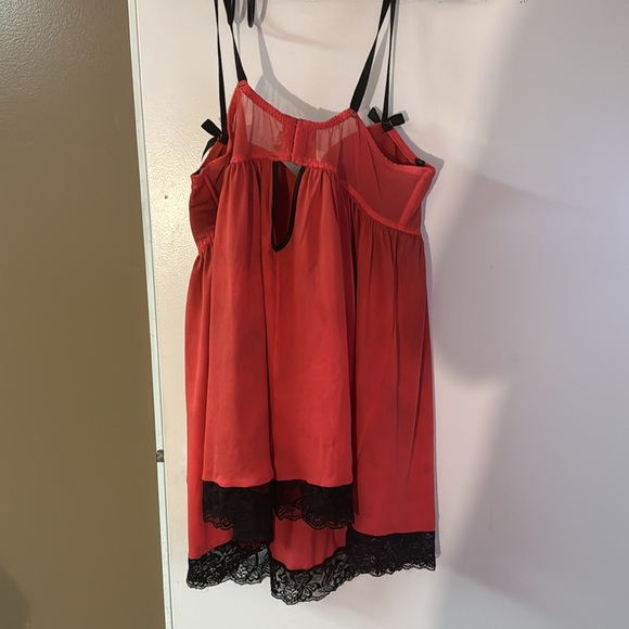 Coral and black camisole. - Picture 4 of 4